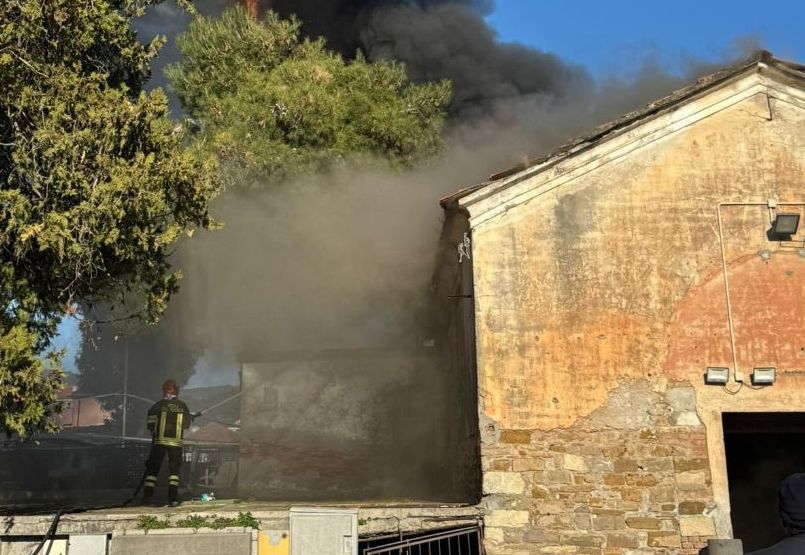 Incendio alla sede della Banda Musicale di Diano, distrutta dalle fiamme, il dolore del Sindaco