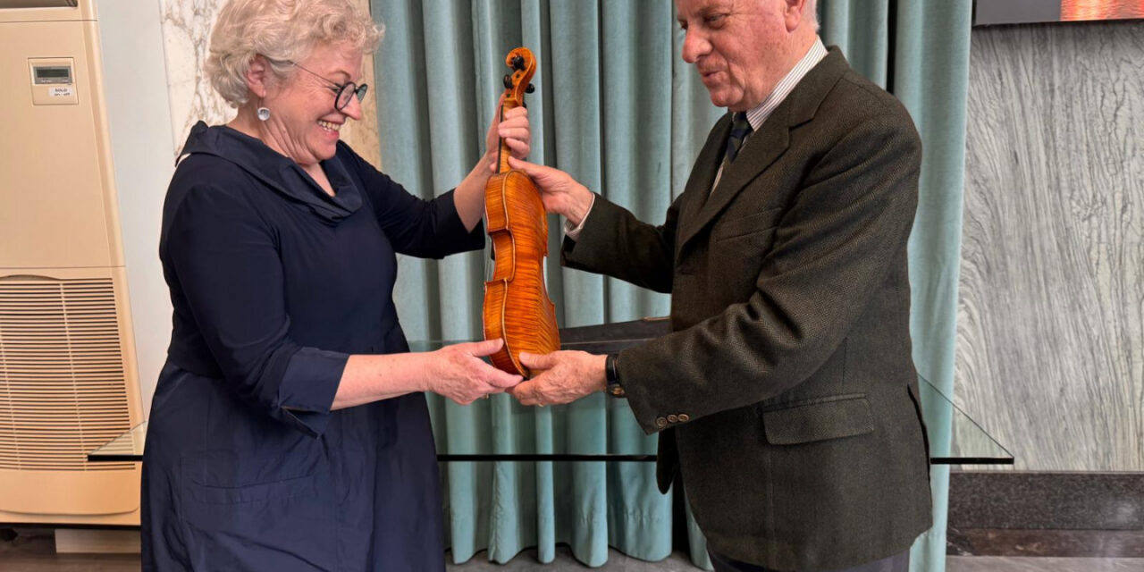 Imperia, donato al Comune il violino di Grock
