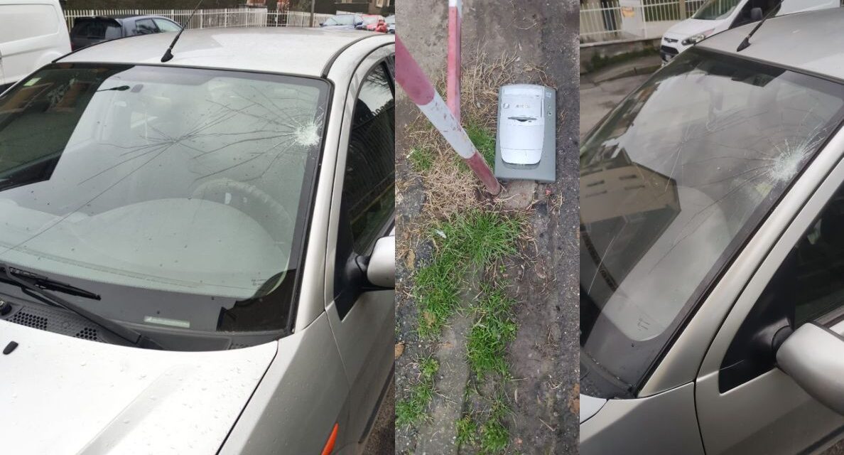 A Tortona vandali spaccano il vetro di quest’auto con un computer. Il dramma di chi abita nella via