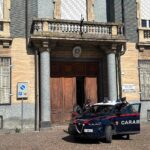 Tortona, un cliente cerca di fermare il ladro al supermercato e viene scaraventato a terra