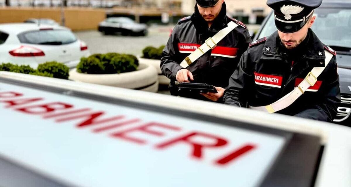 Rubano abbigliamento sportivo da un negozio di Alessandria, arrestati dai Carabinieri.