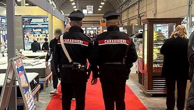 Pattuglia a piedi dei Carabinieri alla “Fiera di San Giuseppe” a Casale presenza e sicurezza tra storia e attualità.