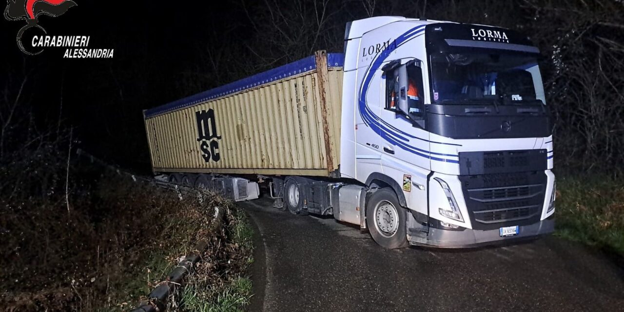 Camion di traverso sulla strada a Garbagna, strada bloccata e intervento di pompieri e carabinieri