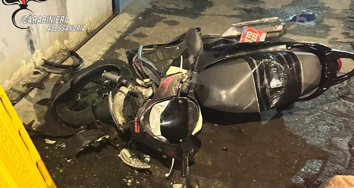 Si schianta con questa moto, i Carabinieri intervengono per soccorrerlo e lo denunciano per ricettazione: è rubata