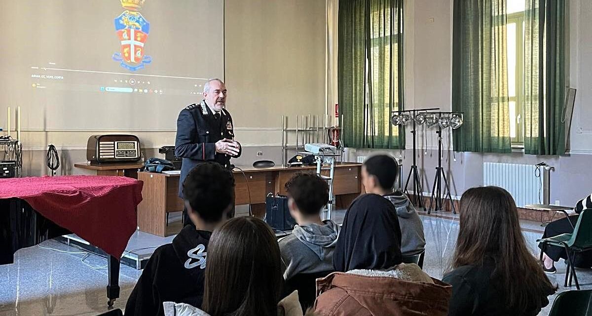 Incontro didattico-informativo fra Carabinieri e studenti del liceo linguistico di Alessandria: droga, web e responsabilità 