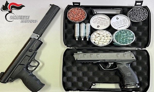 Si aggira per le vie del centro con una pistola in pugno, poi esplode alcuni colpi contro una casa, denunciato