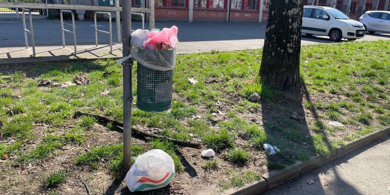 Ma funziona la raccolta di Gestione Ambiente a Tortona? Tre cestini strapieni a breve distanza vicino alle scuole