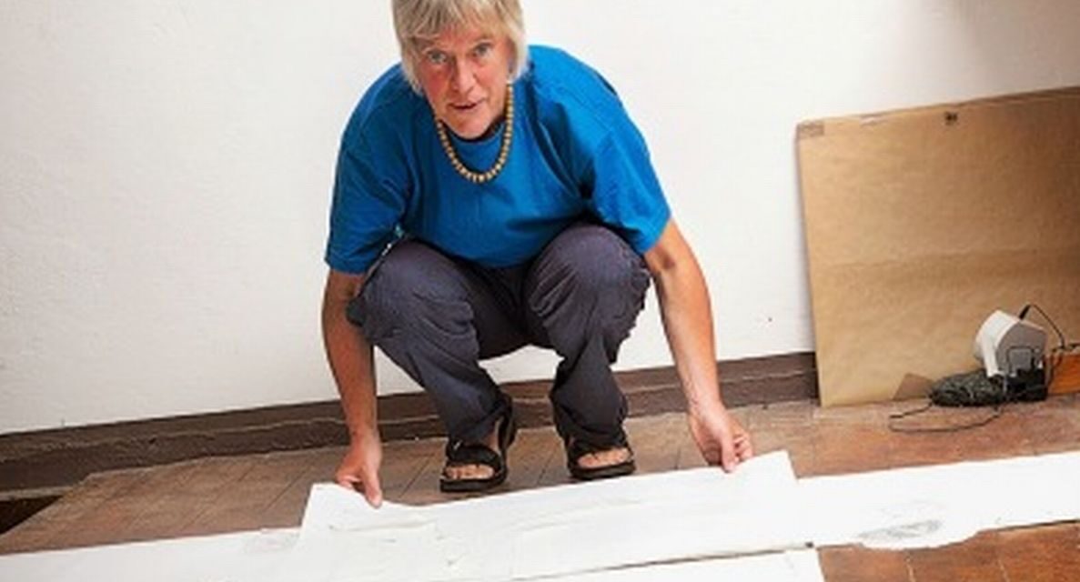 L’artista di Tortona Rebecca Forster riflette sul paravento come opera d’arte a San Donato Milanese