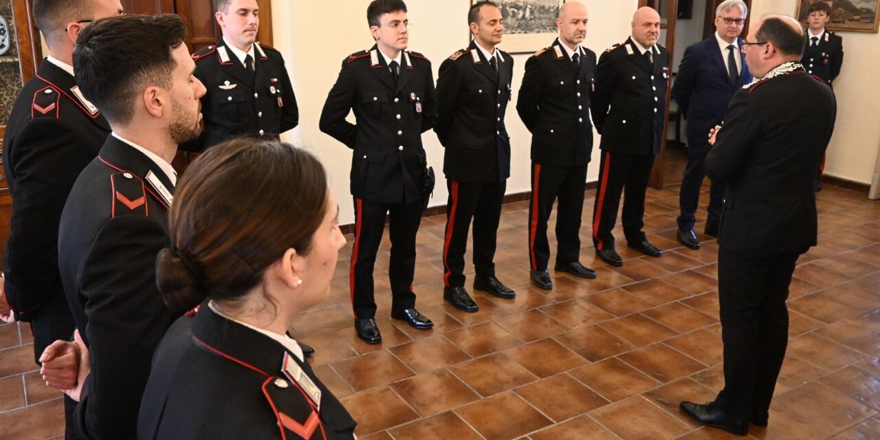 Comando Provinciale di Alessandria: 14 Carabinieri promossi al grado superiore, mentre due veterani lasciano il servizio attivo dopo una lunga carriera nell’Arma.