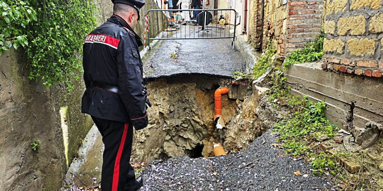 Voragine lungo la strada a Ottiglio: intervento dei Carabinieri e dei Vigili del Fuoco