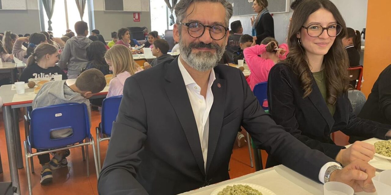 Tortona, Sindaco e Assessore controllano le mense scolastiche e pranzano coi bambini: tutto ok!