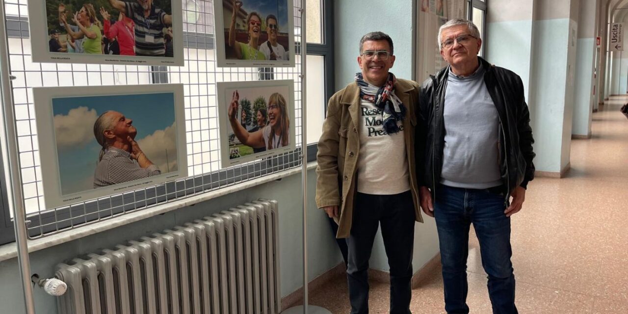 All’ospedale di Alessandria Dieci anni di sorrisi e cura: la mostra fotografica sullo Yoga della Risata