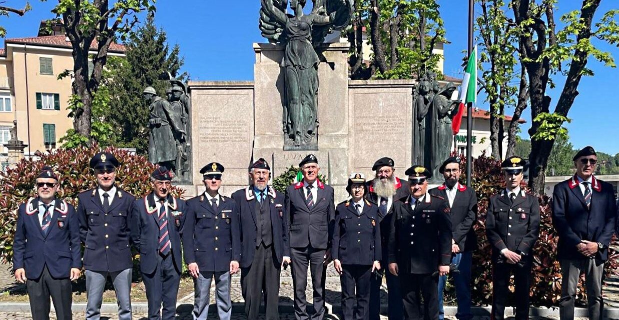 I Carabinieri ovadesi, con le autorità locali e gli alunni delle scuole medie celebrano l’Anniversario della Liberazione