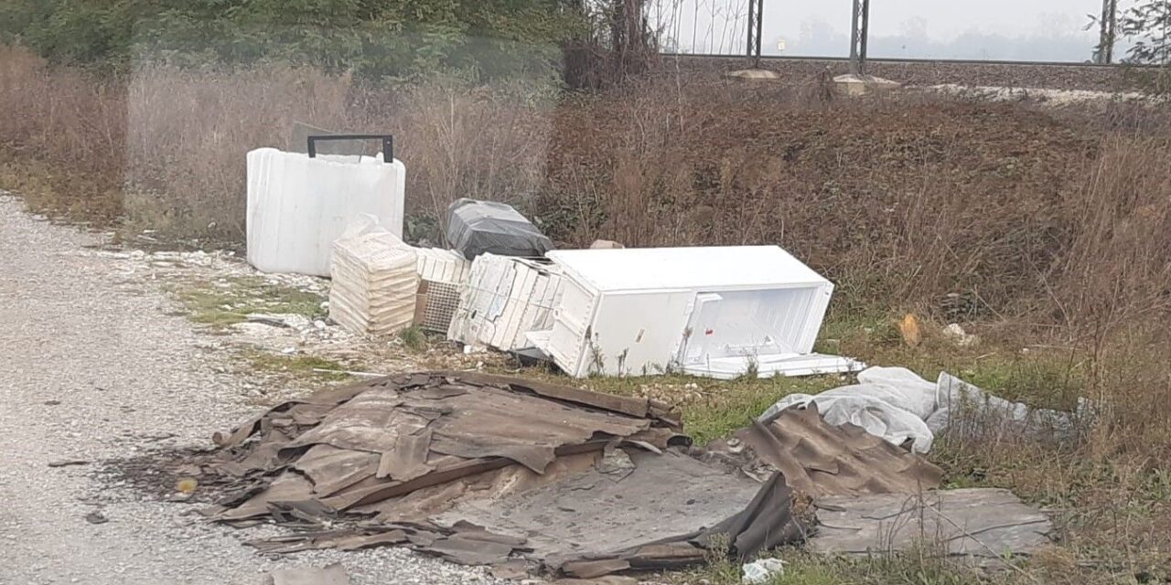 Nuovi rifiuti abbandonati a Tortona, il Comune interviene e trova 15 irregolarità