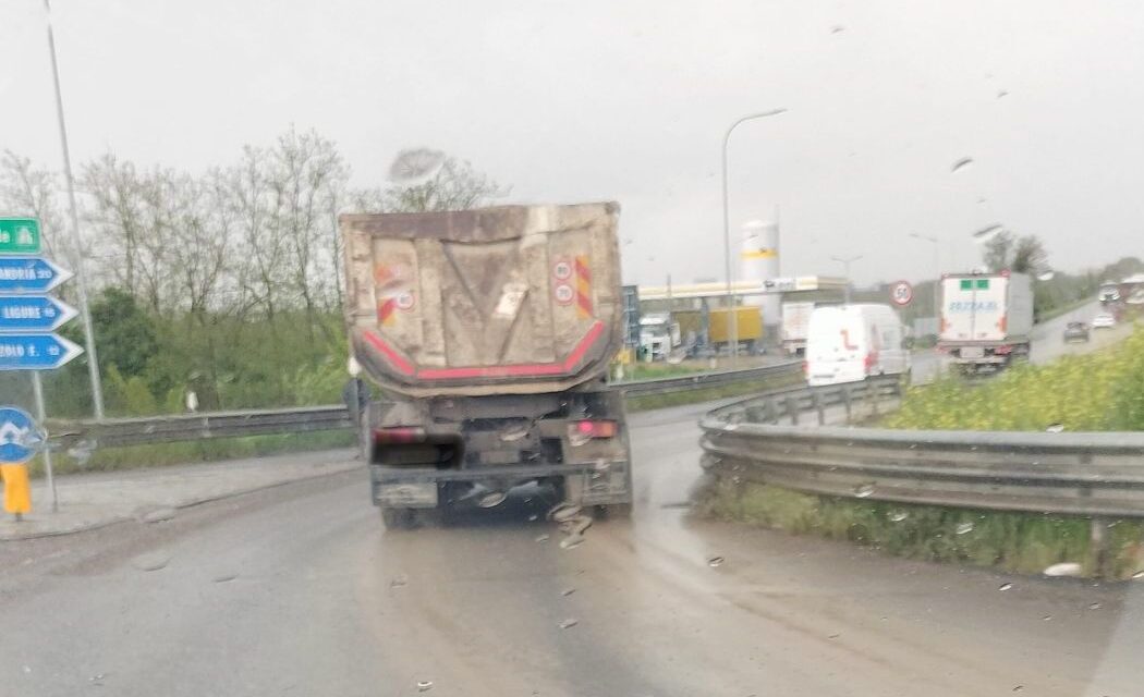 Fate attenzione sulla ex statale 211 a Tortona a causa dell’asfalto reso viscido quando piove