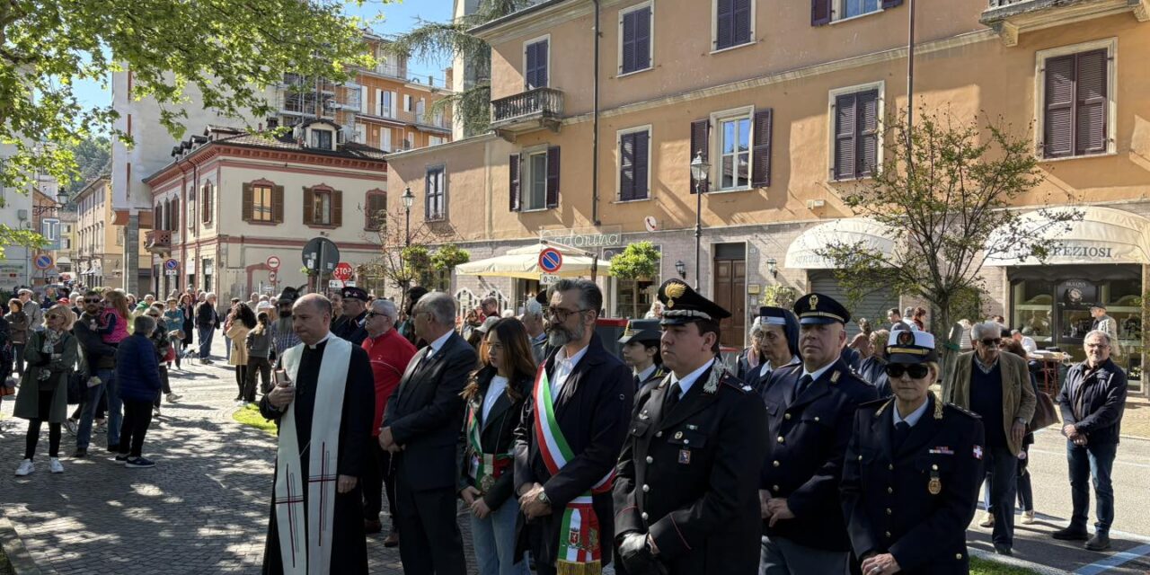 Grande celebrazione del 25 aprile a Tortona: Carabinieri e autorità insieme agli studenti premiati