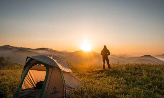 L’arte incontra la magia del calar del sole: a Monleale Alto il progetto fotografico e video “Danza al Tramonto”