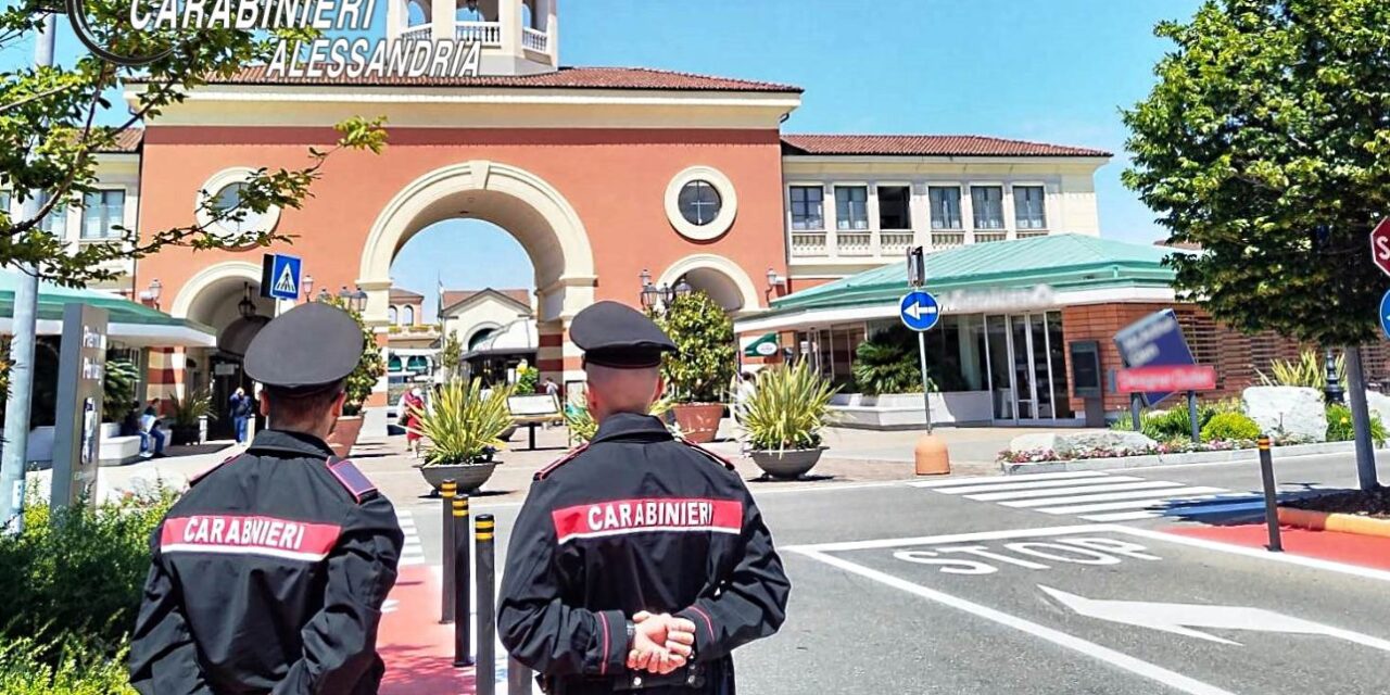 Serravalle Scrivia, controlli dei Carabinieri nei parcheggi dei centri commerciali: denunciato un irregolare per ricettazione di smartphone