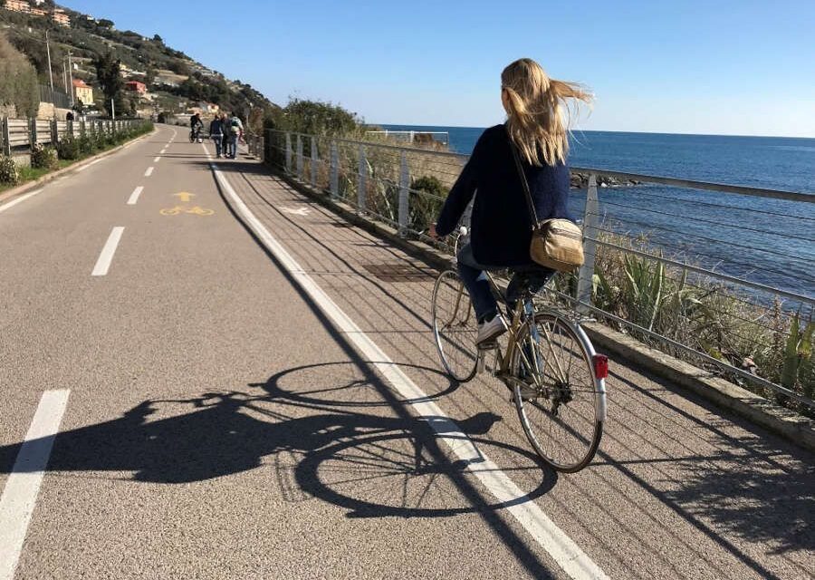 Diano Marina migliora la Pista Ciclabile “Riviera dei Fiori”: in arrivo cestini e  nuovi arredi urbani