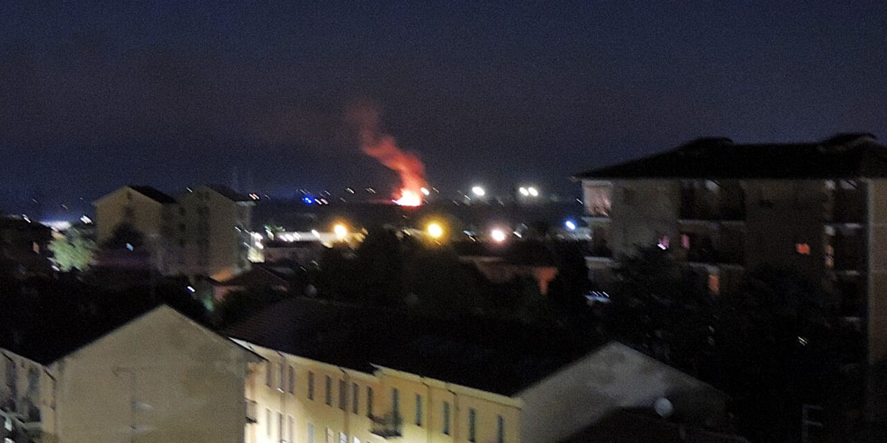 Incendio alla discarica di Tortona le fiamme si vedono a grande distanza. Sul posto i pompieri