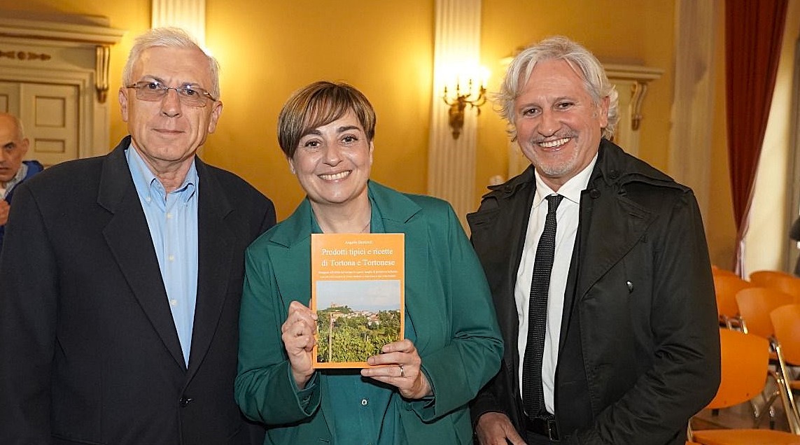Consegnato a Benedetta Rossi il libro su 25 prodotti e 15 ricette  Tortonesi, chissà se ne vedremo qualcuna in Tv