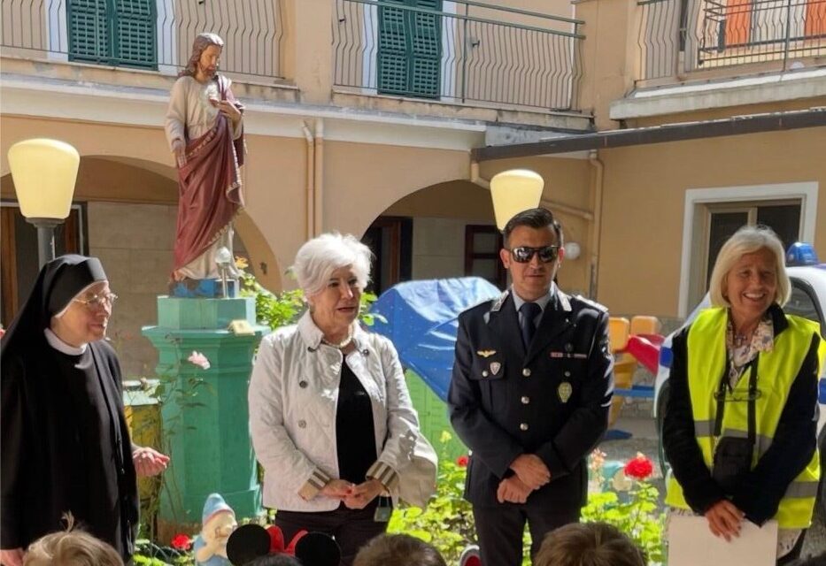 A Diano Marina gli ex comandanti di Polizia Daniela Bozzano e Franco Mistretta insegnano ai bambini