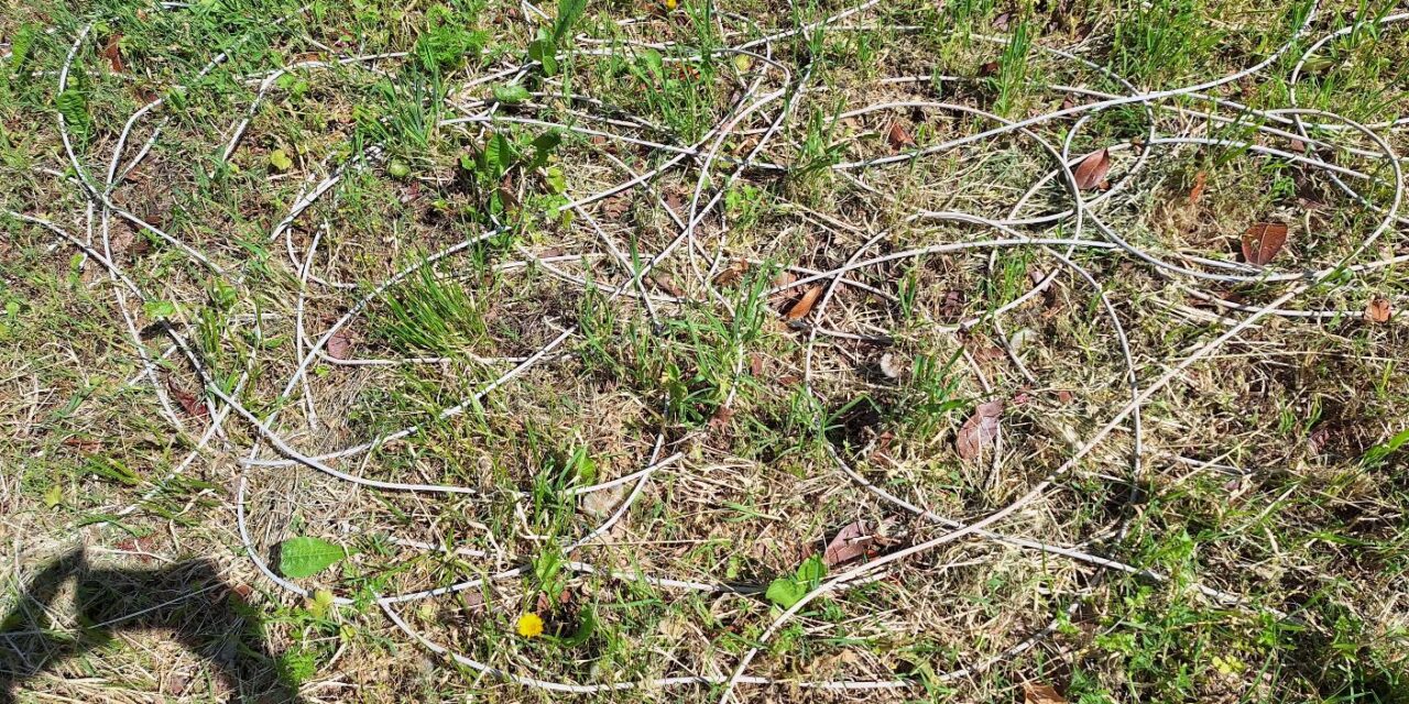 A Tortona operai al lavoro, ma una volta terminato, lasciano questi fili vicino alla strada. La segnalazione