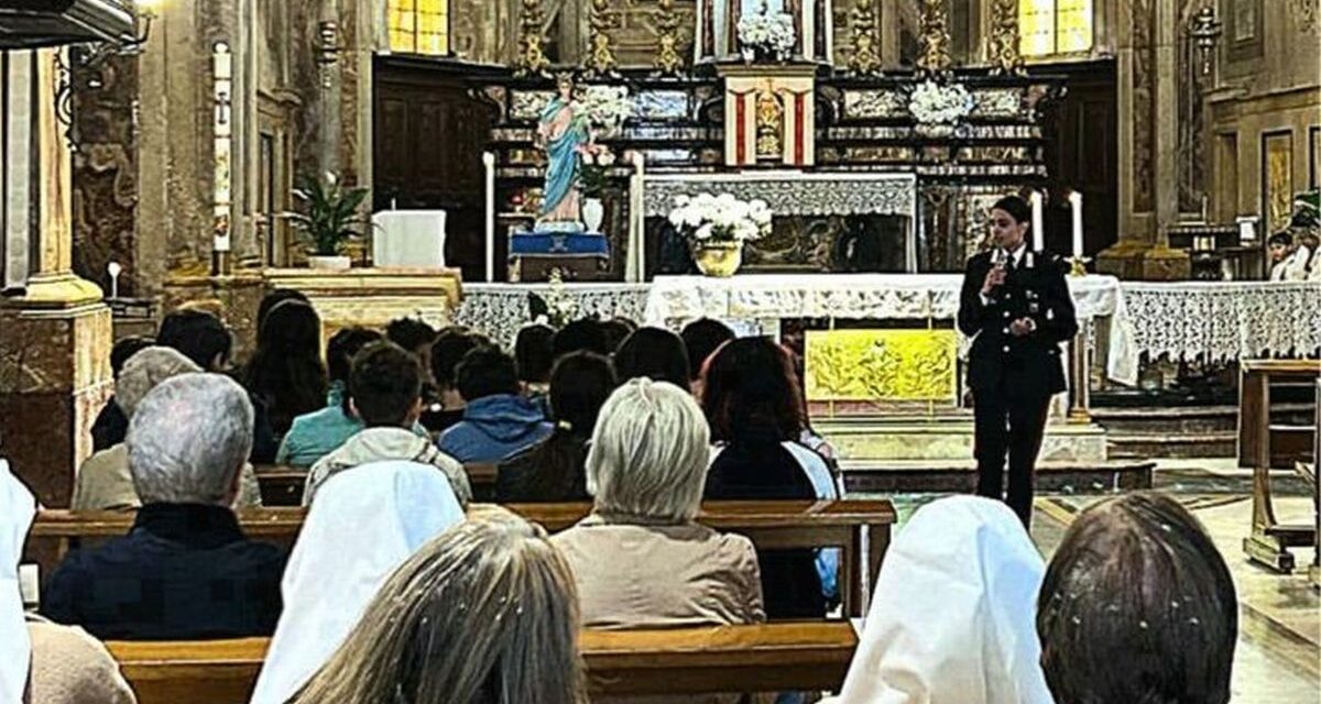 I Carabinieri di Sale incontrano la cittadinanza al termine della messa per informare gli anziani sulle truffe