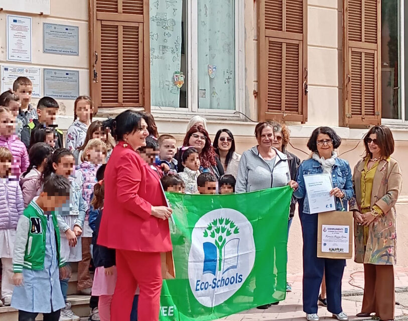 Imperia, consegnata la Bandiera Verde all’Istituto Comprensivo Littardi: oltre 250 bambini in piazza Roma per celebrare la sostenibilità