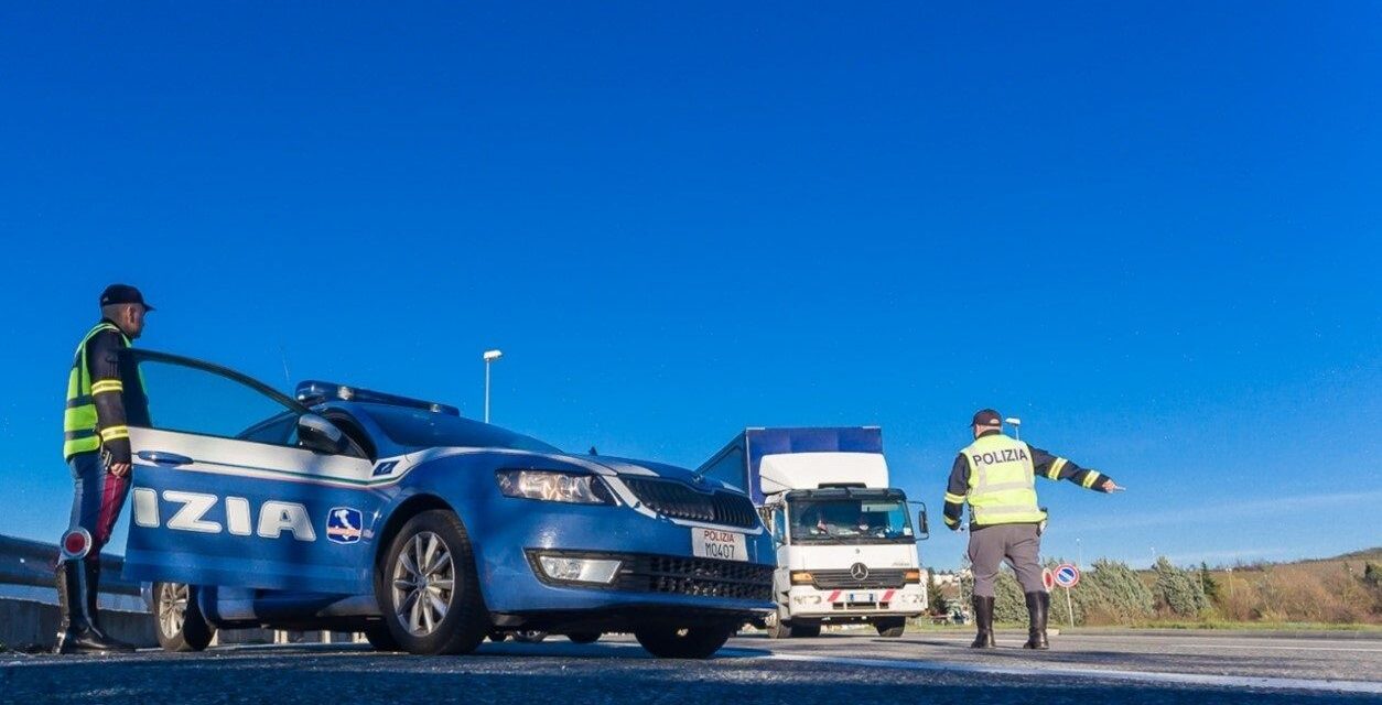 La Polizia di Ovada sorprende otto stranieri nascosti in un camion proveniente dalla Francia