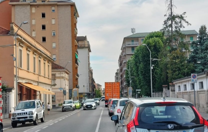 Tortona, primo giorno di chiusura rotonda e camionisti che violano le norme ed entrano in città!!