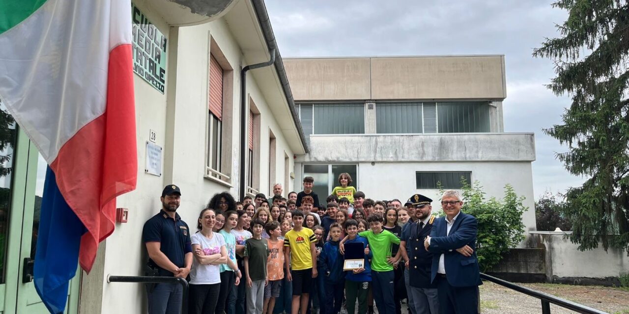 La Polizia di Stato di Alessandria consegna il premio per menzione speciale riconosciuto alla 2^ A della Scuola  “Cerrina”