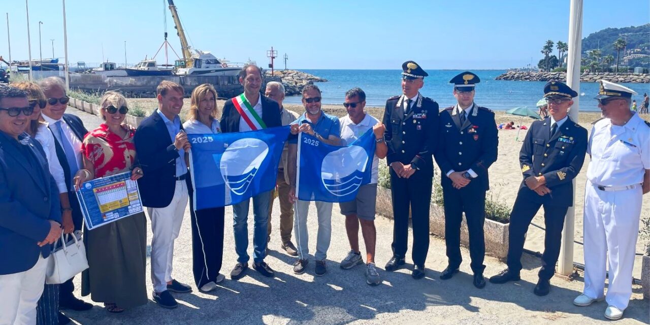 La Bandiera Blu sventola sulle spiagge di Diano Marina: una delle 5 su tutto il litorale. Stamattina la cerimonia ufficiale
