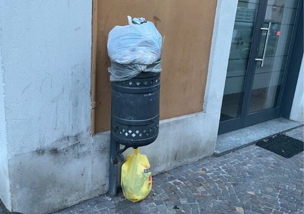 A Tortona i cestini dei rifiuti vengono utilizzati come cassonetti, la raccolta di Gestione Ambiente non funziona