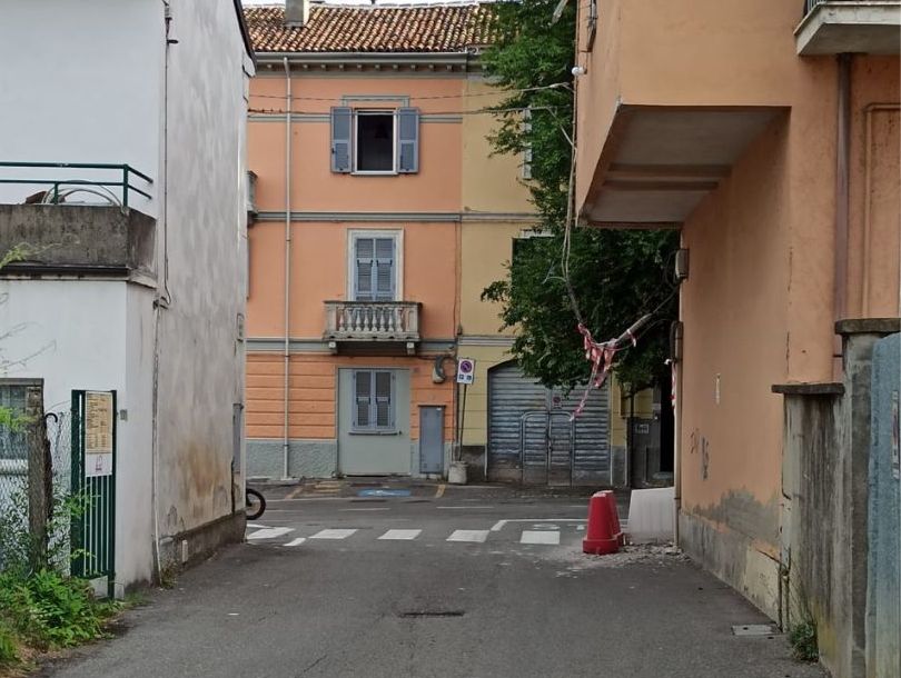 A Tortona la stretta via Toniolo presa di mira da camion e auto malgrado i divieti