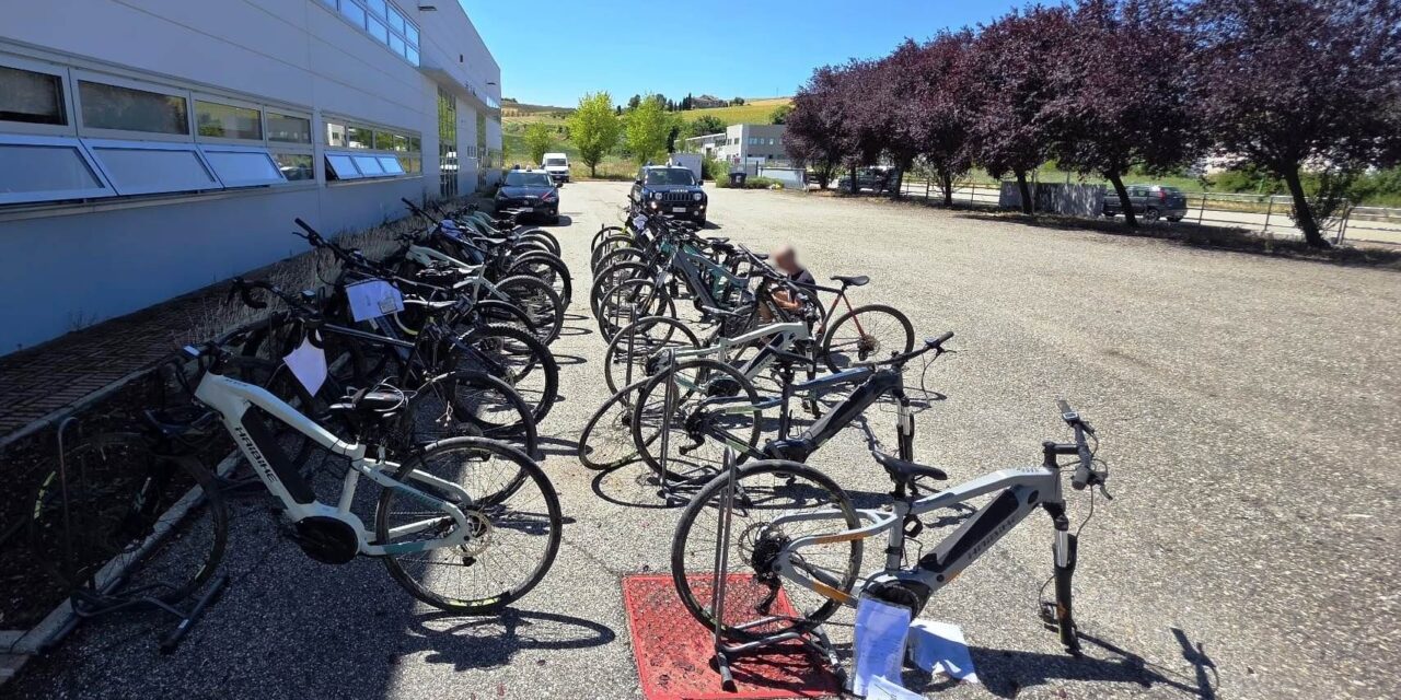 Furto di e-bike da 100.000 euro: i Carabinieri recuperano la refurtiva prima che i ladri riescano a farla sparire