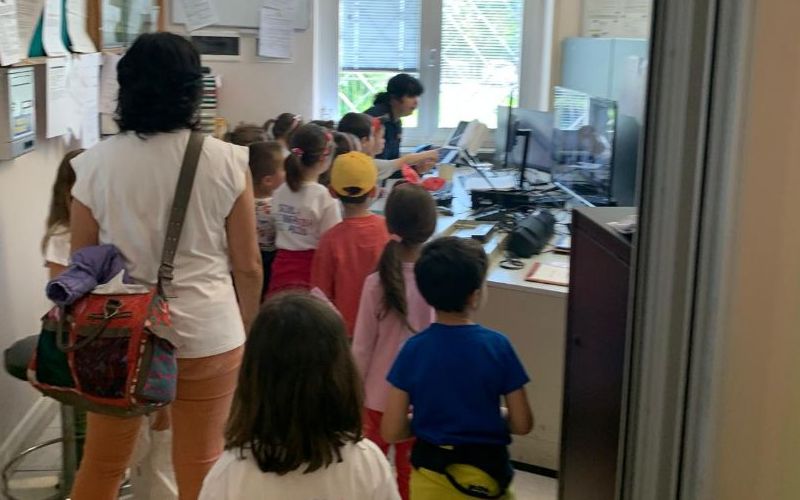 Bambini di una scuola dell’infanzia in visita al distaccamento Polizia Stradale di Acqui Terme