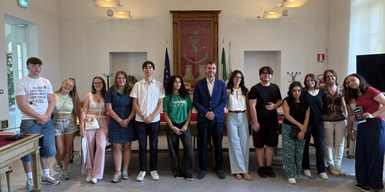 Giovani irlandesi in visita a Tortona accolti in municipio da Anna Sgheiz e Giovanni Ferrari Cuniolo