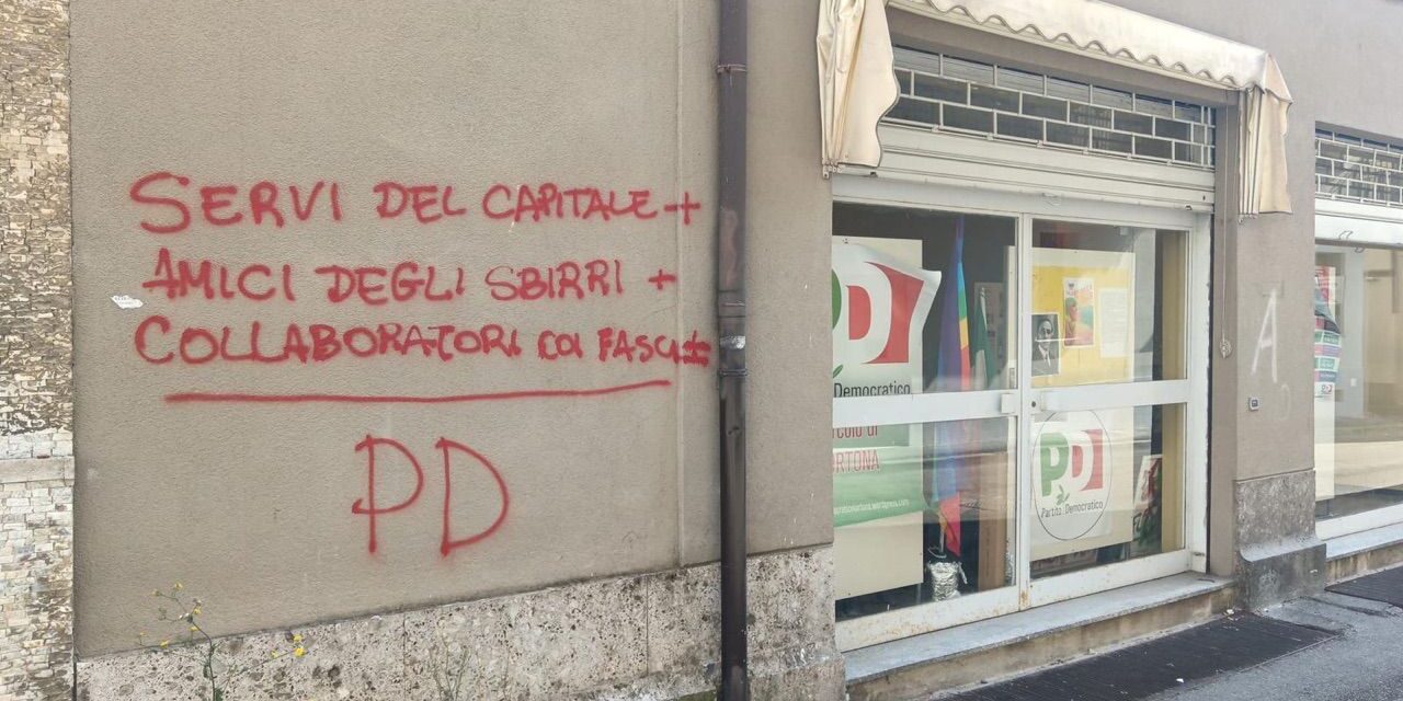 Altro atto vandalico a Tortona: dopo il Teatro imbrattata la sede del PD. Fara: “Non ci lasciamo intimidire”