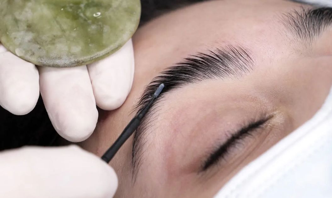 Il confronto: laminazione sopracciglia prima e dopo vs microblading – cosa scegliere