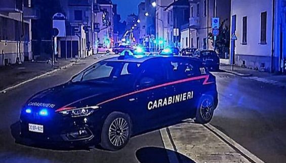 Maltempo a Novi, un cornicione si stacca dal tetto di una palazzina e ferisce un passante
