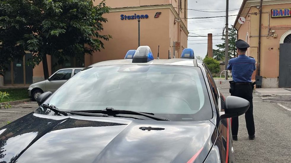 “Il biglietto, non lo pago”: denunciato dai Carabinieri per interruzione di pubblico servizio l’uomo che ha dato in escandescenze sul treno 