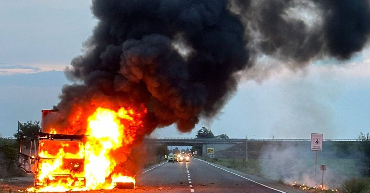 Camion a fuoco a Pozzolo Formigaro intervengono i pompieri