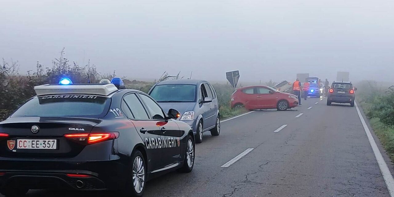 Incidente frontale fra due veicoli: i Carabinieri soccorrono i due conducenti, che al momento non risulterebbero avere riportato ferite gravi.