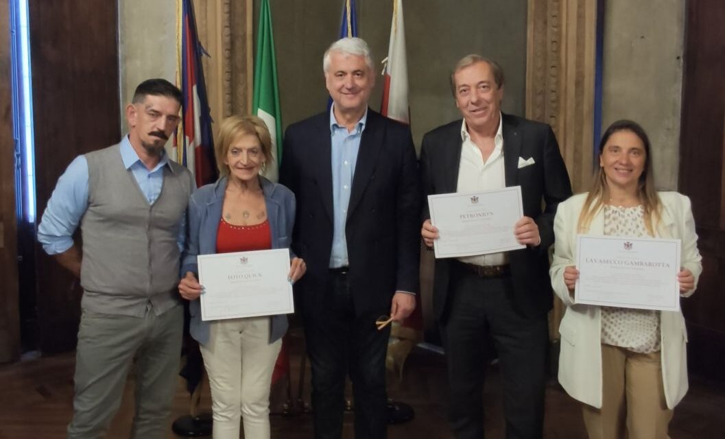 Alessandria, il vicesindaco Giovanni Barosini assegna il riconoscimento a nuove botteghe storiche