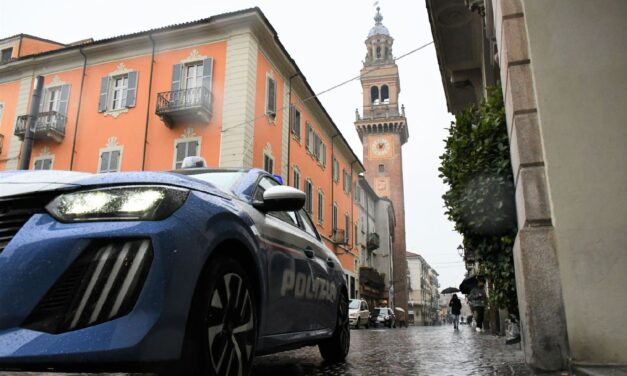 Accoltellamento tra giovani a Casale Monferrato: la Polizia rintraccia e denuncia l’aggressore in fuga