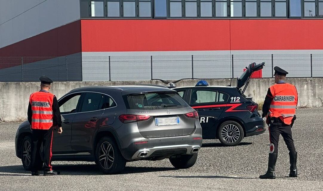 Contrasto allo spaccio di droga e ai furti: i Carabinieri novesi denunciano tre persone