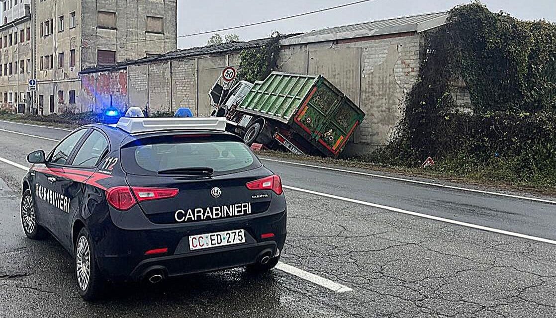 Camion fuori strada alla periferia di Tortona, ferito l’autista, strada chiusa per un po’