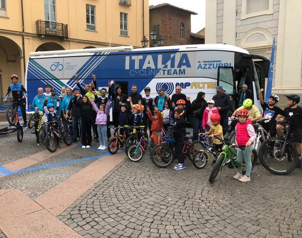 A Tortona anche il pullman ufficiale della Nazionale Italiana di Ciclismo per “Derthona in Bici”