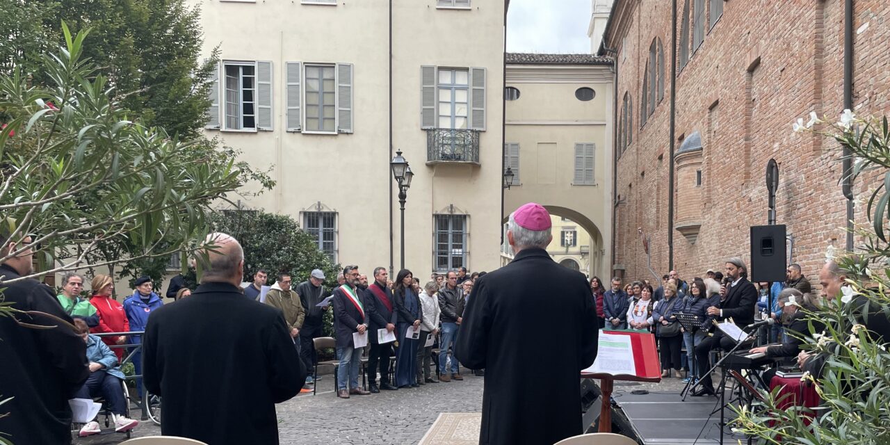 La guerra mondiale nei pensieri del Vescovo di Tortona mentre celebra San Francesco insieme al Sindaco Chiodi